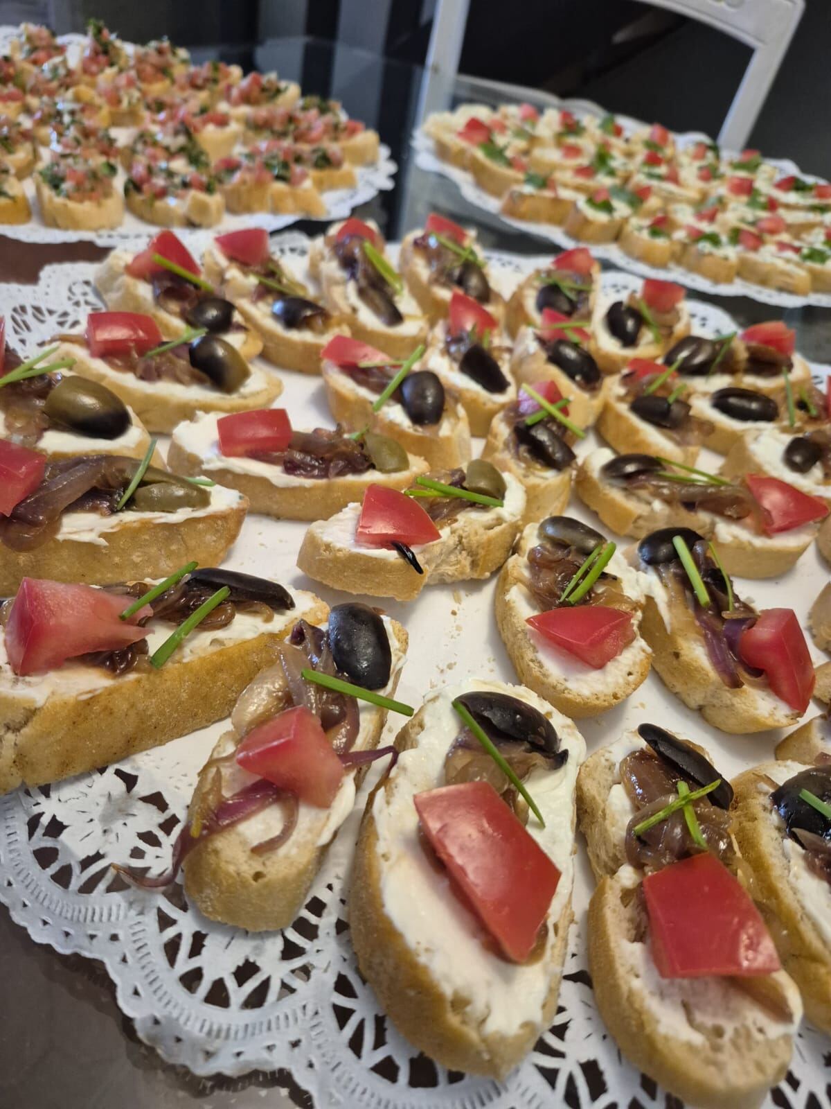 Canapés de queso crema, tomate, cebolla, cebollín y aceituna de Abel Bakery's