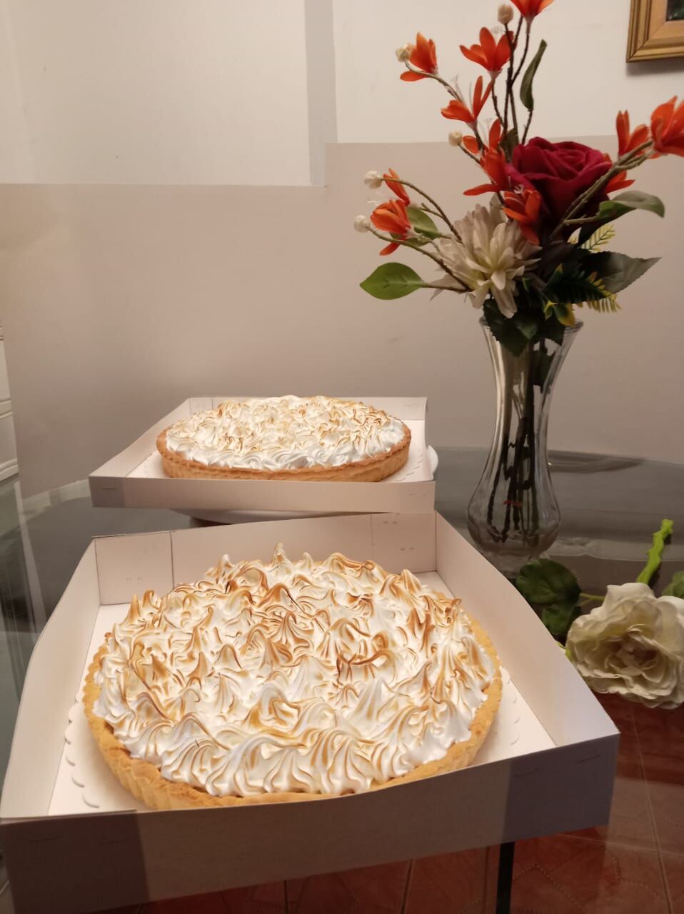 Pie de limón de Abel Bakery's junto a un arreglo floral
